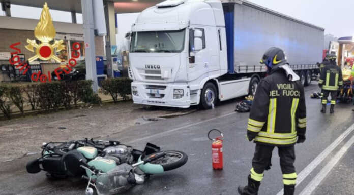 Violento scontro auto-moto a Fenegrò, grave motociclista di 23 anni