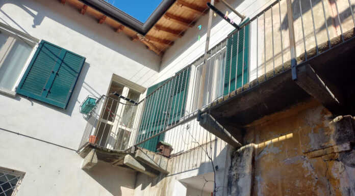 Valgreghentino: crolla un balcone in una corte. 49enne finisce in ospedale