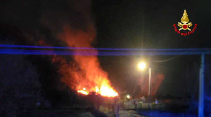 Due incendi nella notte: Vigili del Fuoco al lavoro