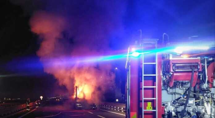 Autoarticolato prende fuoco lungo la Statale 36. Chiusa la corsia in direzione nord