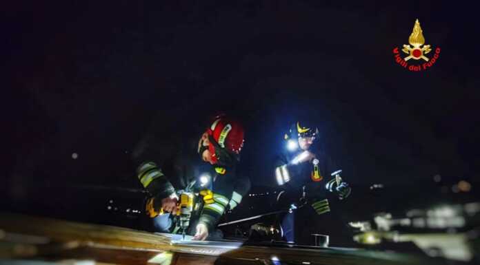 Oggiono. Tetto scoperchiato dal vento: al lavoro i Vigili del Fuoco
