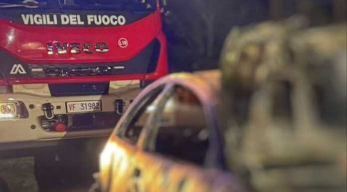A fuoco un’auto a Valmadrera, Vigili del Fuoco al lavoro auto a fuoco a valmadrera