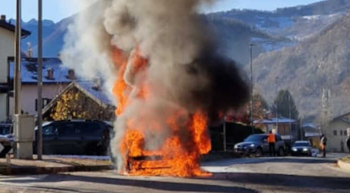 In fiamme un’auto lungo la Sp62, intervento dei Vigili del Fuoco a Introbio auto in fiamme a introbio