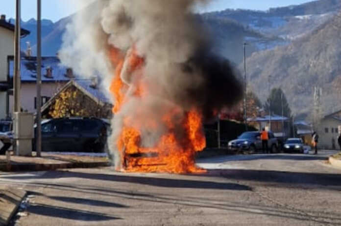 auto in fiamme a introbio