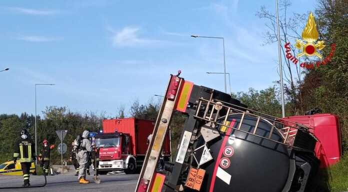 SS36, Vigili del Fuoco a Giussano per un’autocisterna ribaltata
