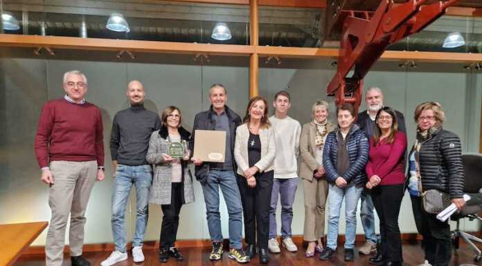 Il Bar Tabaccheria Appiani è attività storica, targa dal Comune bar tabaccheria appiani valmadrera-targa per attività storica