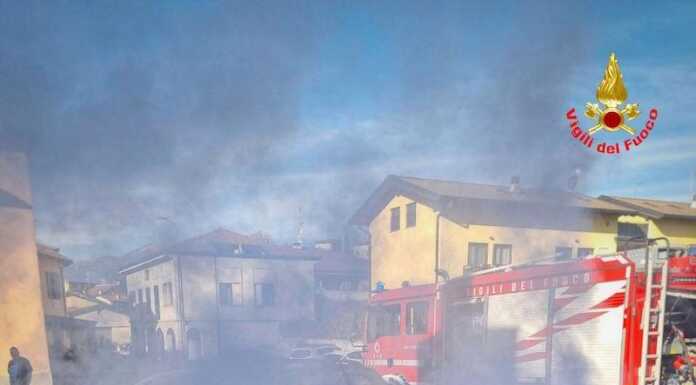 Bosisio, auto in fiamme, intervengono i Vigili del Fuoco incendio auto bosisio