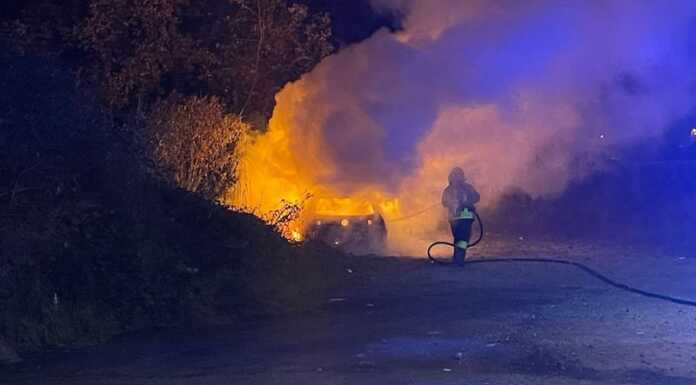 Calolzio. In fiamme un’auto abbandonata da mesi davanti alla Conad auto in fiamme-calolzio-conad