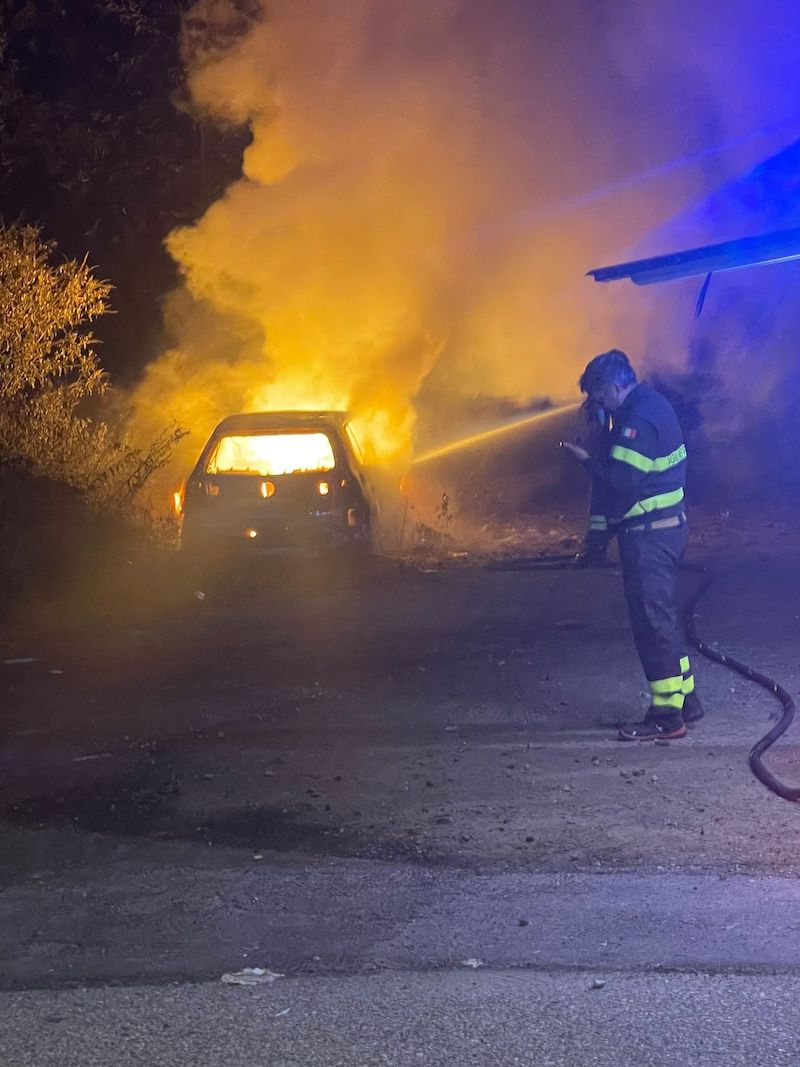 auto in fiamme-calolzio-conad