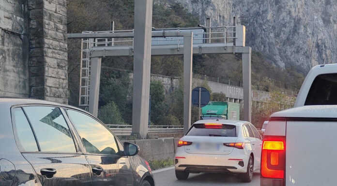 SS36. Camion perde il carico, chiuso il tunnel di Lecco in direzione Milano camion perde carico traffico