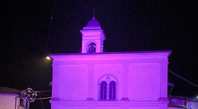 Suello. In piazza installato l’impianto di illuminazione, non solo per Natale