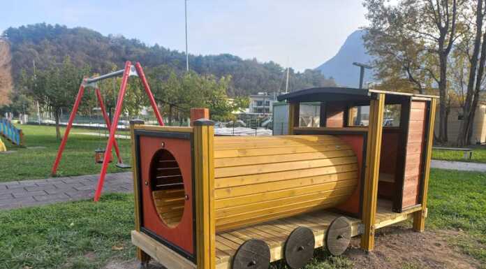 Al pratone di Parè posato il gioco locomotiva in ricordo della piccola Annapia gioco locomotiva