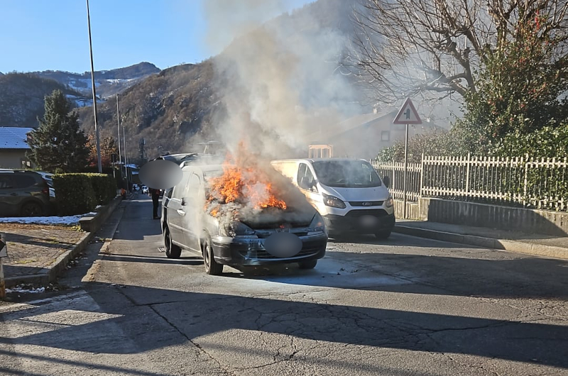 incendio auto a introbio valsassina