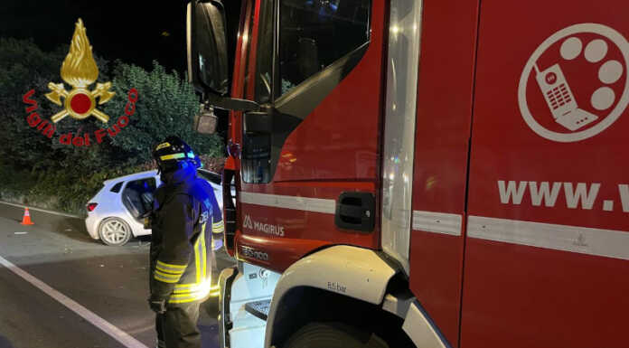 Soccorsi in lungolago nella notte: donna finisce in acqua, salvata dai Vigili del Fuoco incidente notte vigili del fuoco