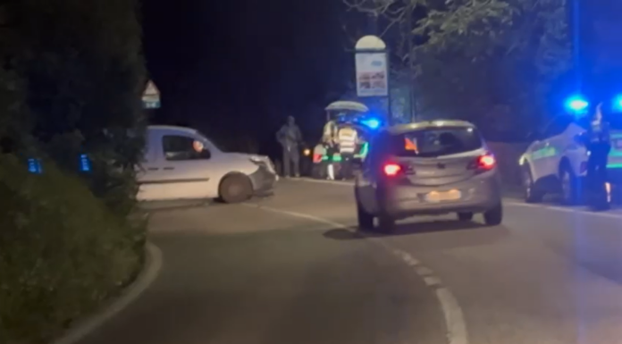 Scontro fra un’auto e un furgone lungo la vecchia Lecco Ballabio: si viaggia con senso unico alternato