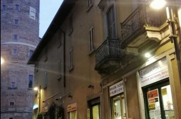 Rapina all’Indian shopping center di Merate: ladro armato di machete e bottino da 10mila euro