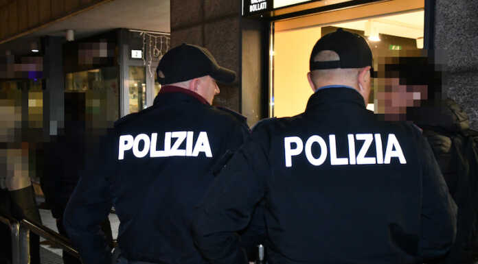 Controlli della Polizia in centro città, identificate 79 persone