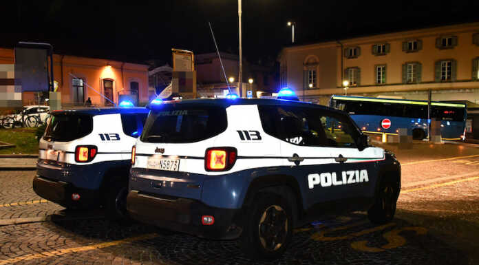 Picchiato e minacciato con un sasso per una cintura, arrestato un minorenne