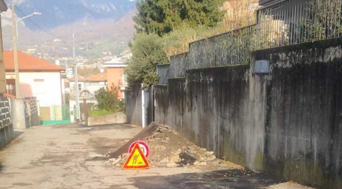 Maggianico, il rione ‘assediato’ dall’asfalto dopo gli scavi. “Non è il modo di lavorare”