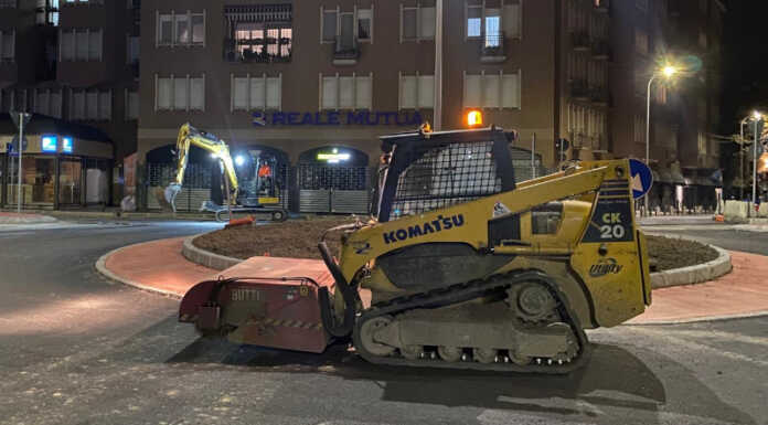 Lavori della rotonda di via Digione verso la conclusione, posato il nuovo asfalto nuova rotonda via digione