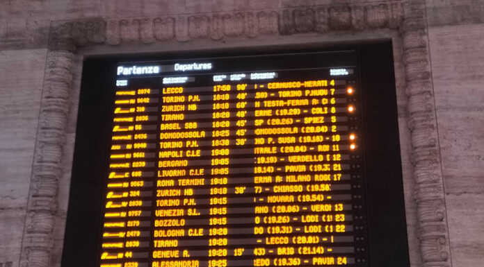 Caos treni anche stasera. Linea Milano-Lecco in tilt per un treno guasto tabellone orari stazione centrale milano
