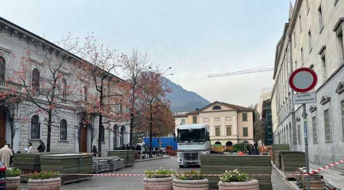 Lecco si prepara al Natale, in piazza Garibaldi torna la pista di pattinaggio lavori pista di pattinaggio lecco piazza garibaldi
