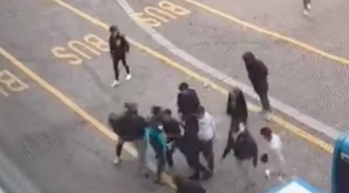 Ancora violenza davanti alla stazione, anziano spintonato contro un bus: “Vivo per miracolo”