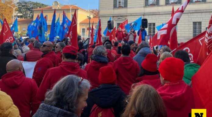 Sciopero contro la manovra, un migliaio in piazza a Lecco con i sindacati