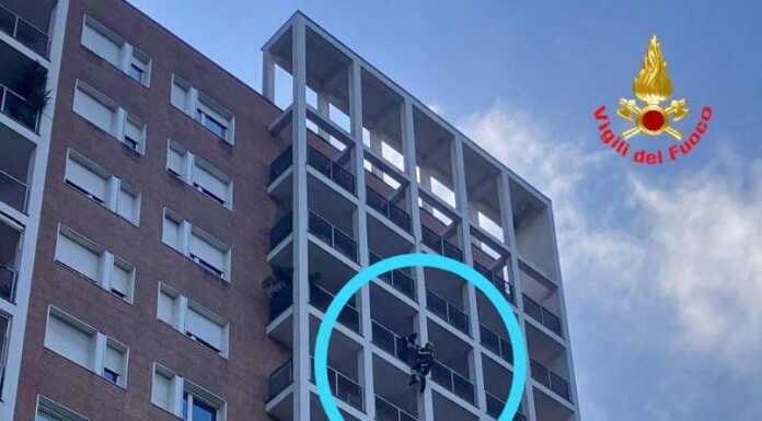 Bloccato in casa al 10° piano, spettacolare salvataggio dei VVF in viale Montegrappa salvataggio vvf viale montegrappa lecco