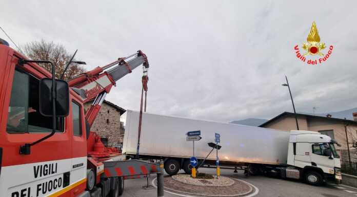 Tir incastrato a Maggiana, i Vigili del Fuoco intervengono con l’autogrù