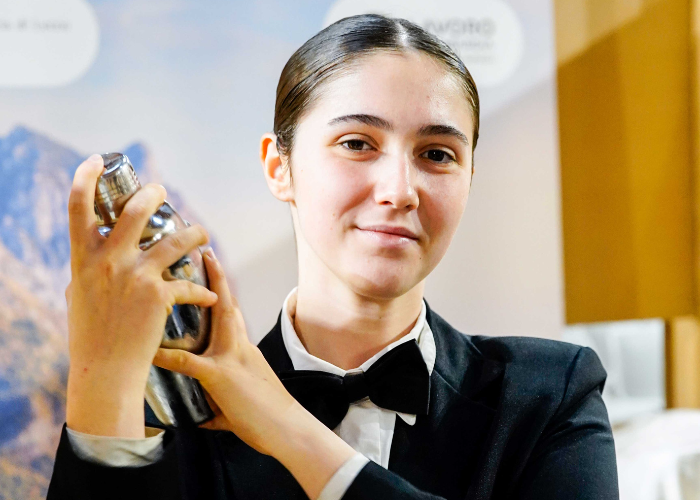 Una studentessa di sala-bar