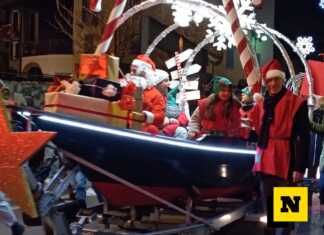 Mandello. La Sfilata dei Carri pronta a illuminare il Natale 2025 Sfilata carri Mandello Natale 2024