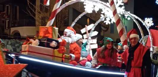 Mandello. La Sfilata dei Carri pronta a illuminare il Natale 2025 Sfilata carri Mandello Natale 2024