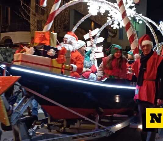 Mandello. La Sfilata dei Carri pronta a illuminare il Natale 2025 Sfilata carri Mandello Natale 2024