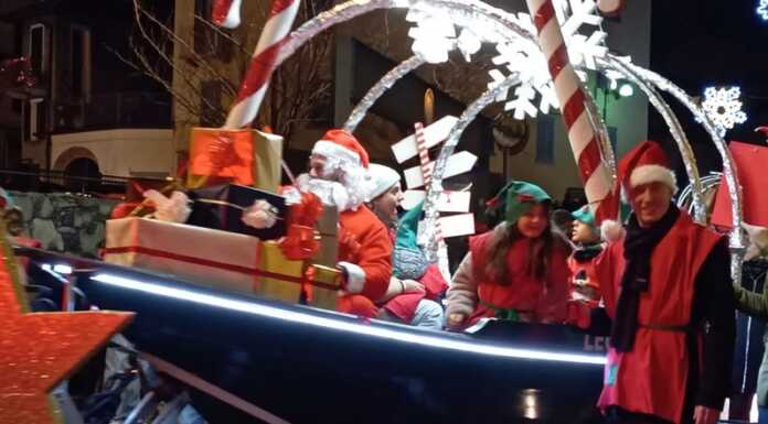 Mandello. La Sfilata dei Carri pronta a illuminare il Natale 2025 Sfilata carri Mandello Natale 2024