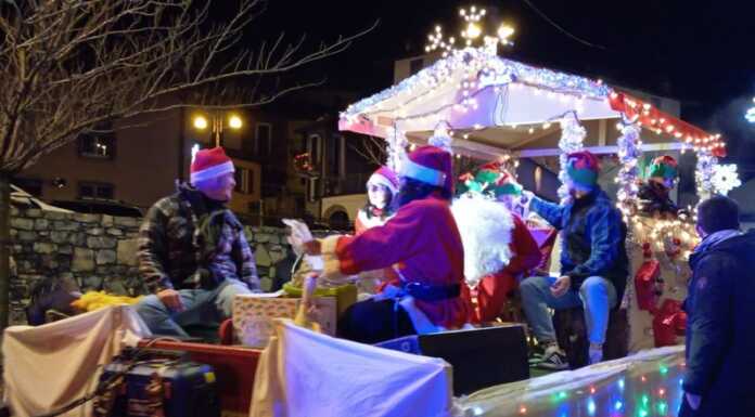 Sfilano i carri natalizi a Mandello: una tradizione intramontabile Sfilata carri Mandello Natale 2024