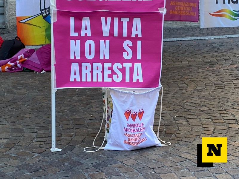 Presidio Piazza Diaz Lecco Legge Varchi GPA Associazione Renzo e Lucio Famiglie Arcobaleno