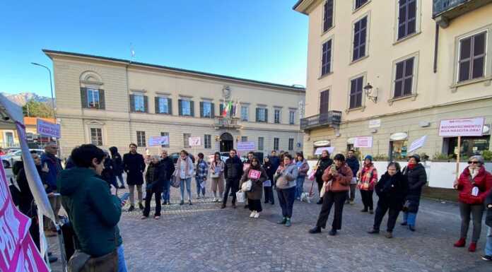 Lecco. Presidio in Piazza Diaz contro la legge Varchi: “La GPA non è un crimine” Presidio Piazza Diaz Lecco Legge Varchi GPA Associazione Renzo e Lucio Famiglie Arcobaleno