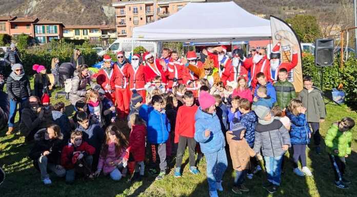 A Suello Babbo Natale arriva dal cielo… in parapendio con gli Scurbatt