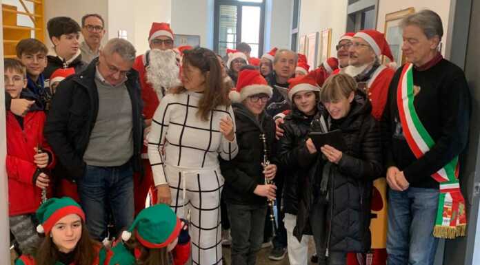 Musica e canti natalizi: gli auguri degli studenti della scuola Manzoni alla città