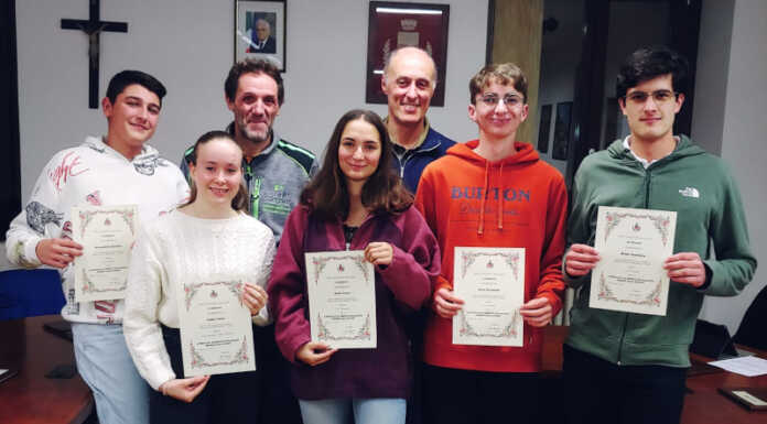 Carenno. Consegnate le borse di studio a cinque studenti meritevoli I cinque ragazzi premiati assieme al sindaco Luca Pigazzini e al vicesindaco Nicola Pigazzini