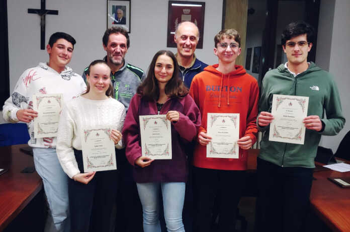 I cinque ragazzi premiati assieme al sindaco Luca Pigazzini e al vicesindaco Nicola Pigazzini