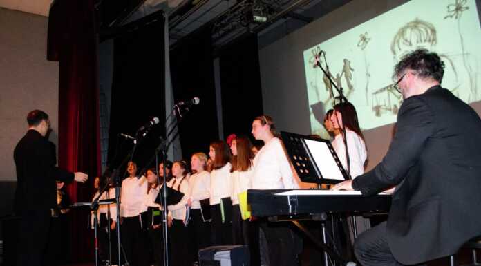 Successo per lo spettacolo di musica e sand art a Mandello Mandello Musica e Send Art Coro Ticozzi