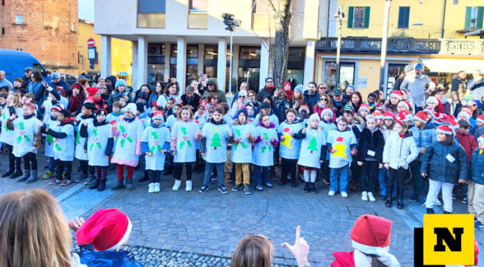 Merate, i canti di Natale dei bambini di Montello riscaldano il centro