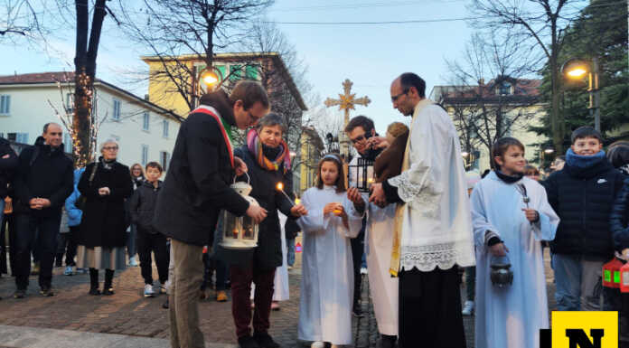 La luce di Betlemme arriva anche a Merate: “Un segno di pace e speranza”