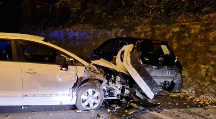 Olginate, auto esce di strada e colpisce un veicolo in sosta
