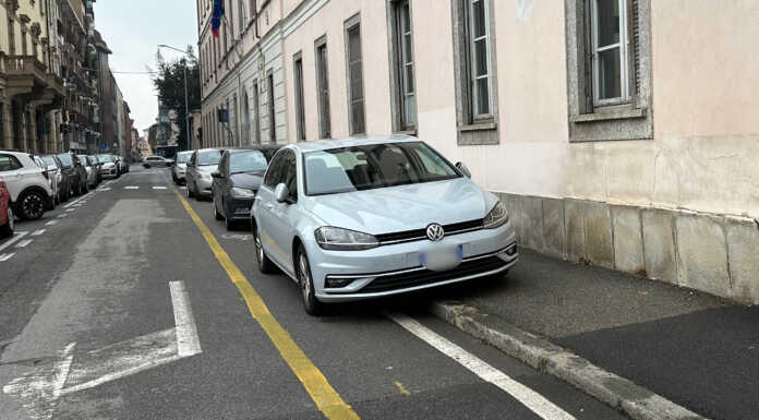 Maleducazione e parcheggi selvaggi a Lecco: “I marciapiedi percorso a ostacoli per i disabili” Parcheggi selvaggi in via Ghislanzoni a Lecco