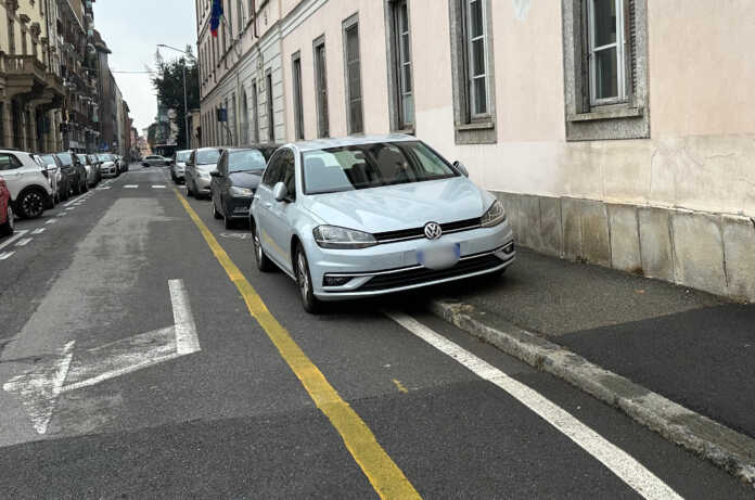 Parcheggi selvaggi in via Ghislanzoni a Lecco