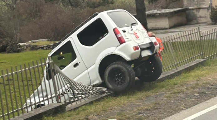 Introbio, auto esce di strada e va a sbattere contro una recinzione