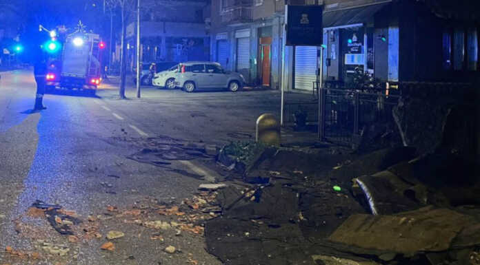 Forte vento: tetto di un condominio scoperchiato, Vigili del Fuoco a Dervio